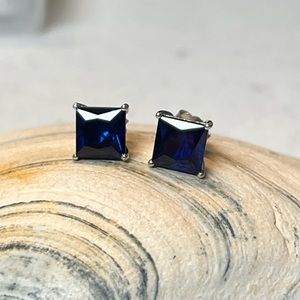925 Sterling Silver. Earring. Blue Sapphire